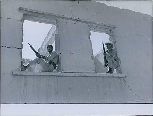 Реколта снимка винтажной снимки на войници, седнали на прозореца на срутената сграда, по време на бунтовете в Ирак. Снимка е направена